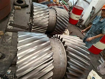 Didelės individualios pramoninės pavaros: sraigtinės, žiedinės, ratinės ir velenas